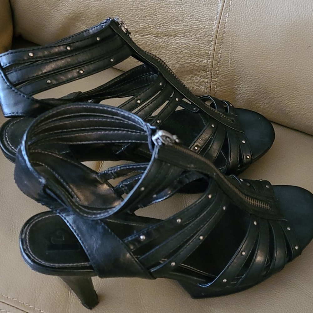 Women's R2 sandals. Size 9